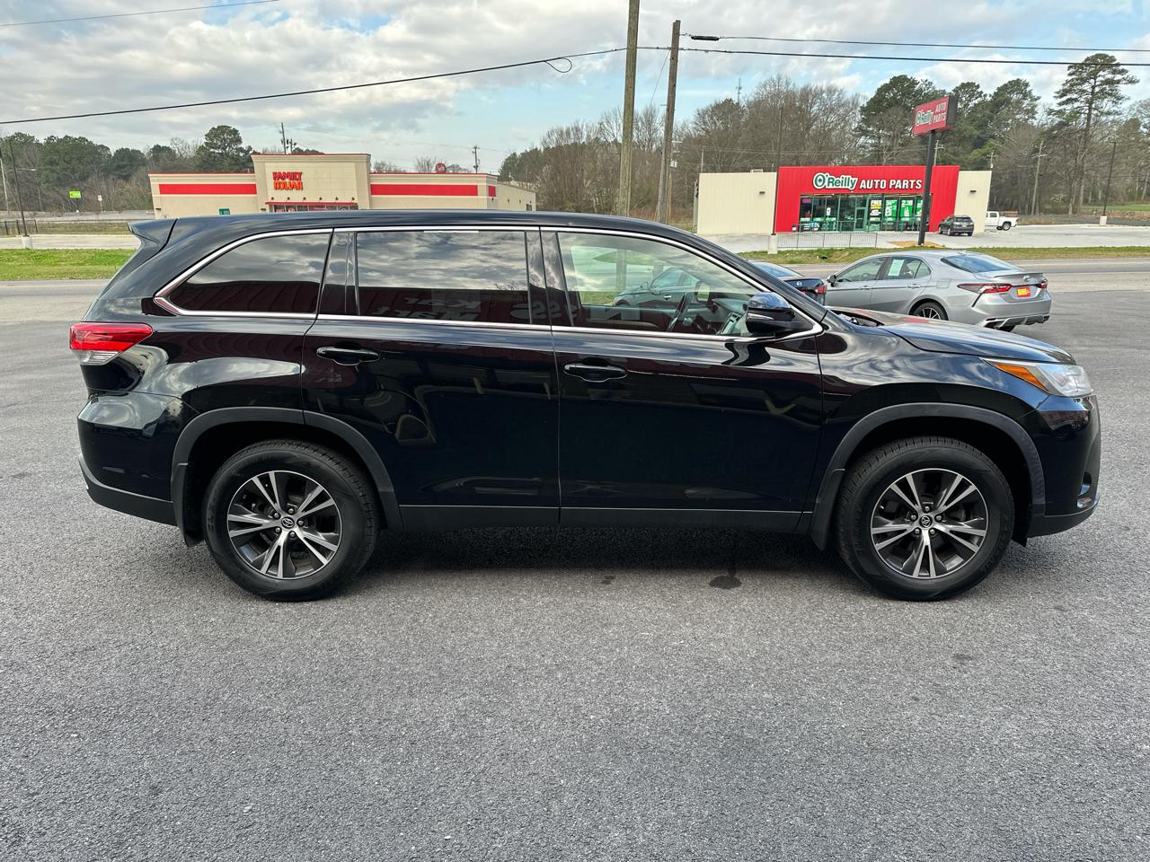 Toyota Highlander LE V6 AWD (Natl) 2019