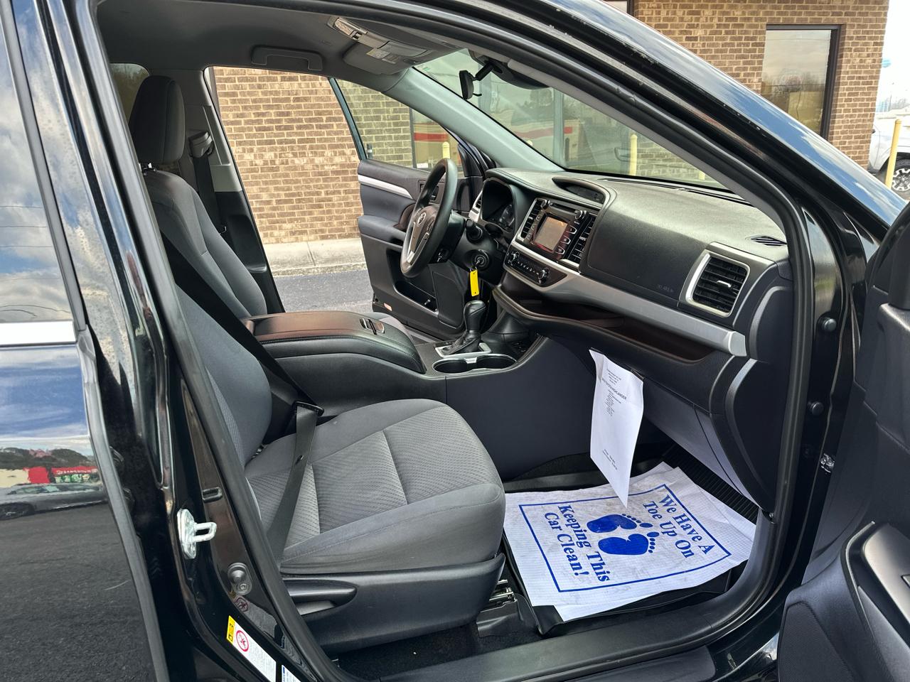 Toyota Highlander LE V6 AWD (Natl) 2019