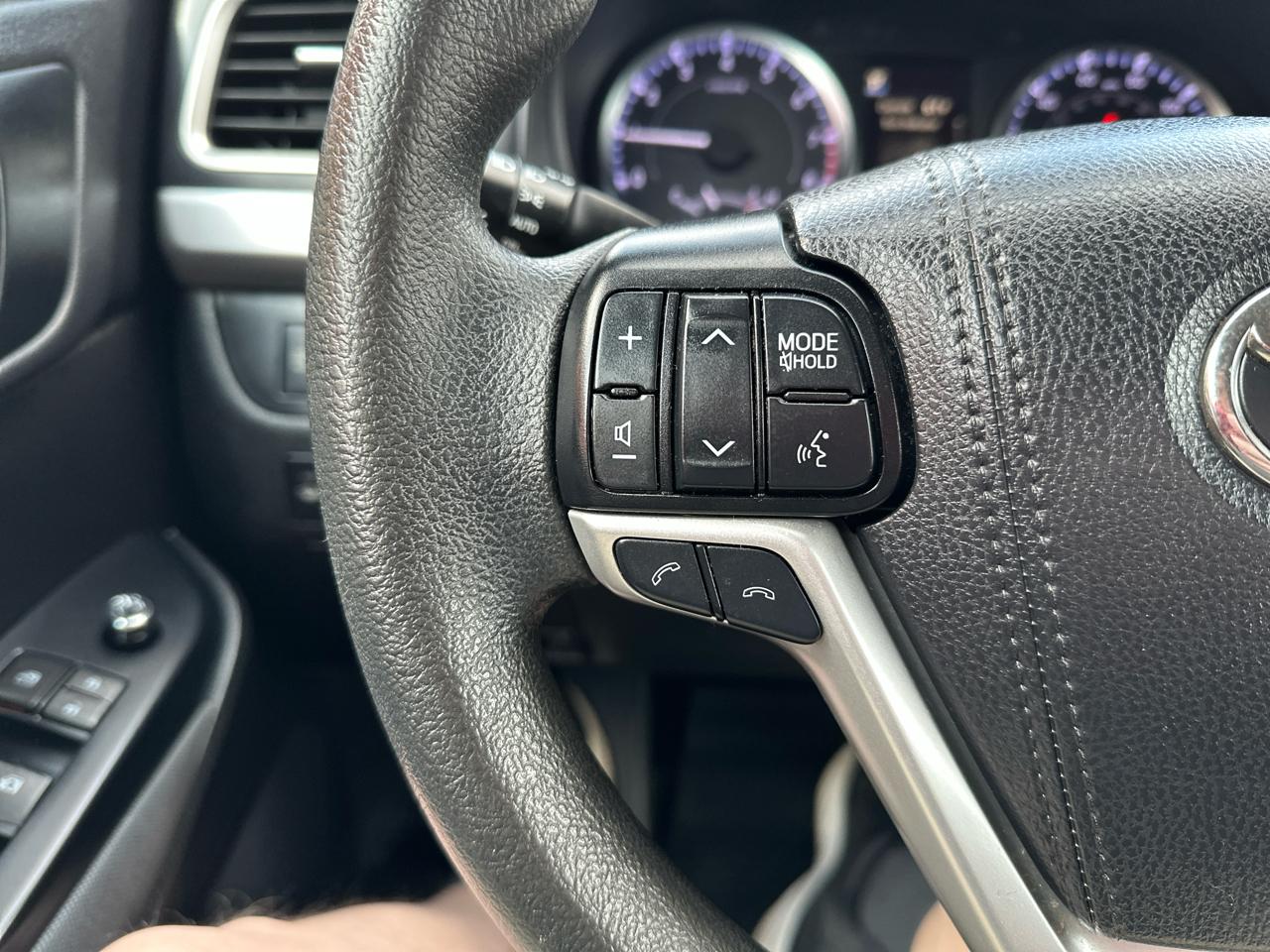 Toyota Highlander LE V6 AWD (Natl) 2019