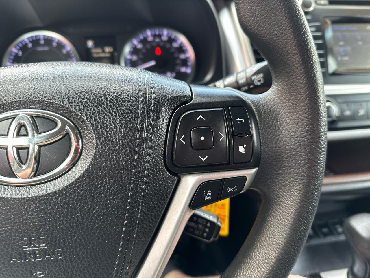 Toyota Highlander LE V6 AWD (Natl) 2019