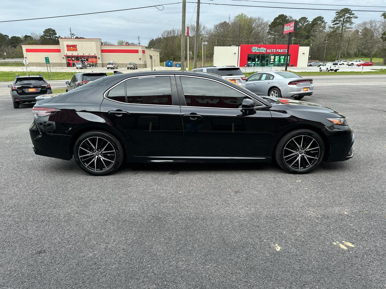 Toyota Camry SE Auto (Natl) 2021