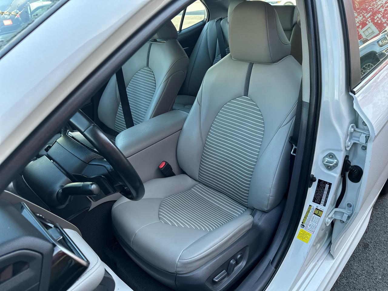 Toyota Camry SE Auto (Natl) 2021