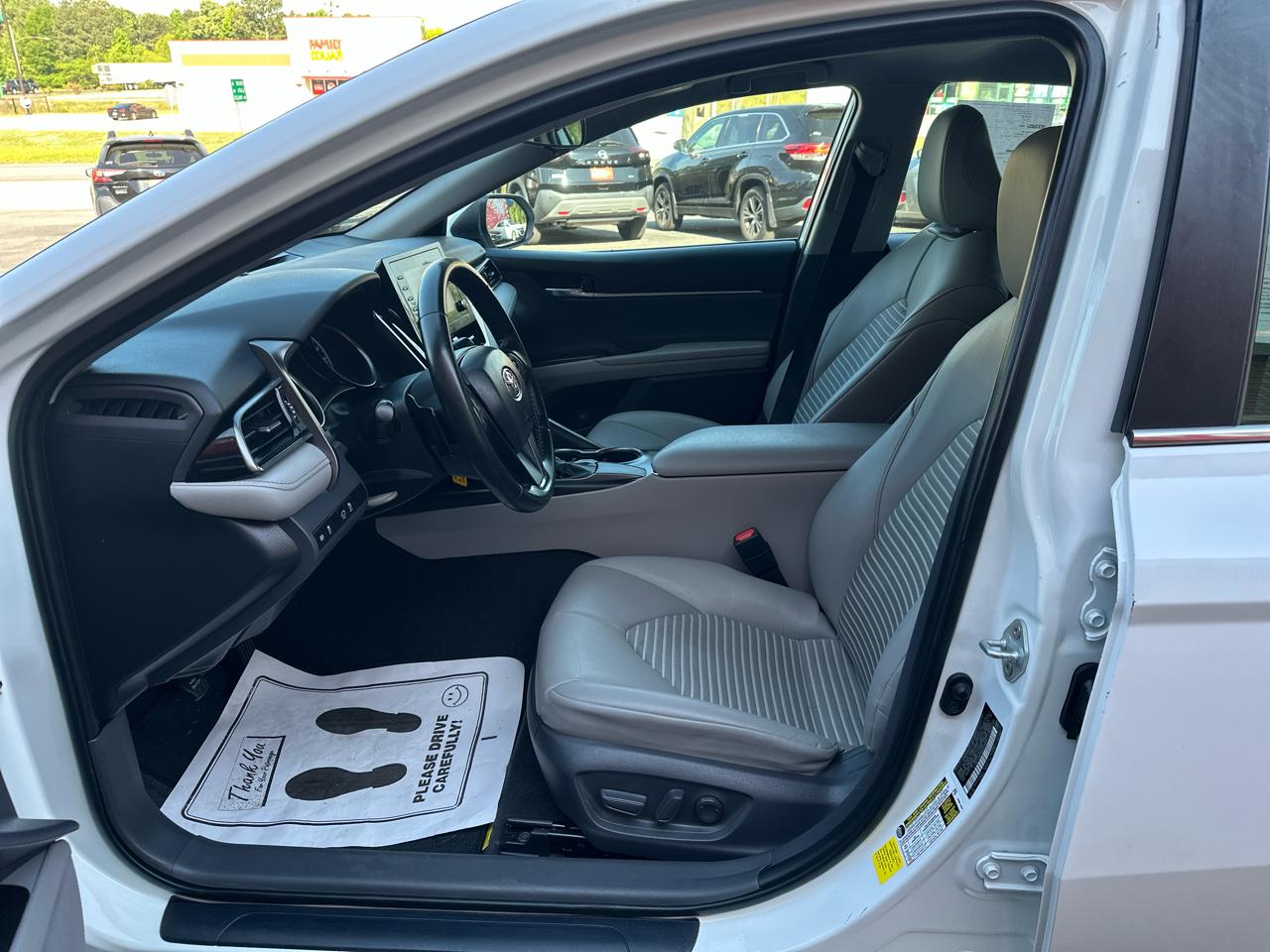 Toyota Camry SE Auto (Natl) 2021