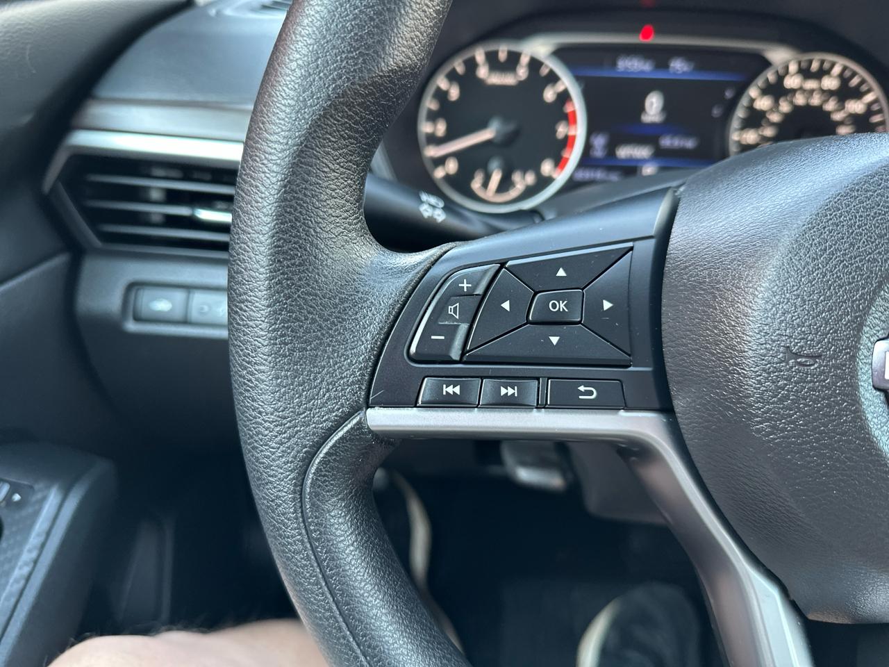 Nissan Altima 2.5 SV Sedan 2024