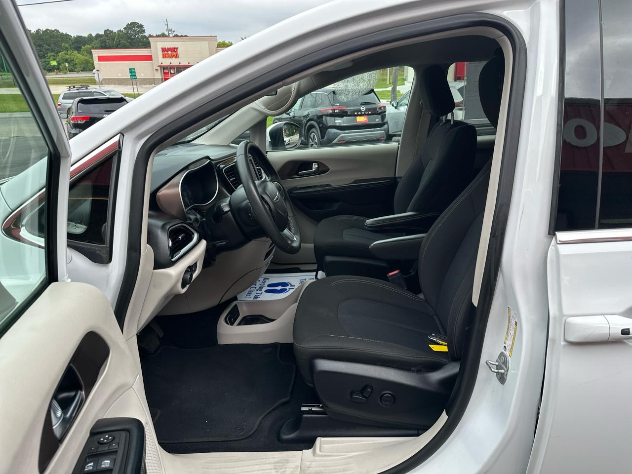 Chrysler Voyager LX FWD 2022