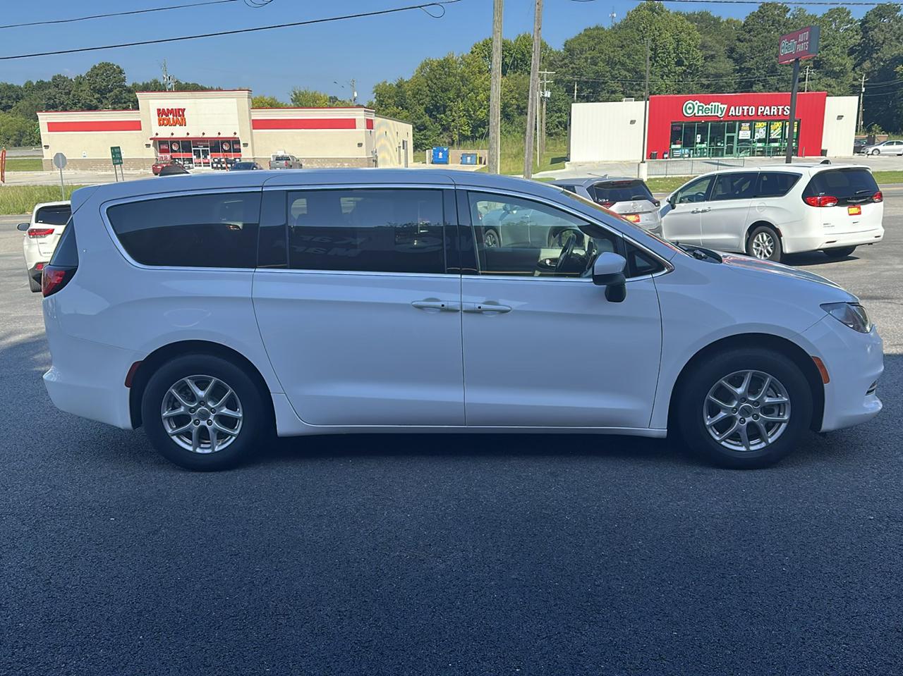 Chrysler Voyager LX FWD 2023