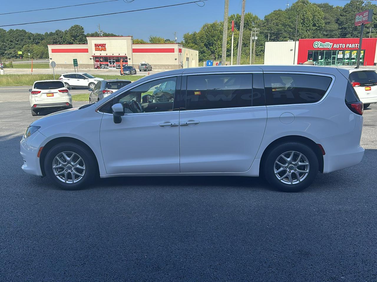 Chrysler Voyager LX FWD 2023