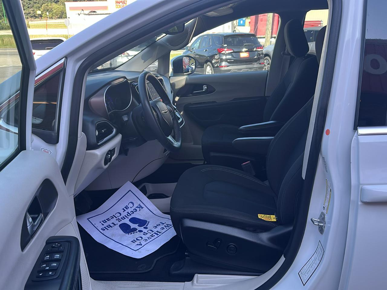 Chrysler Voyager LX FWD 2023