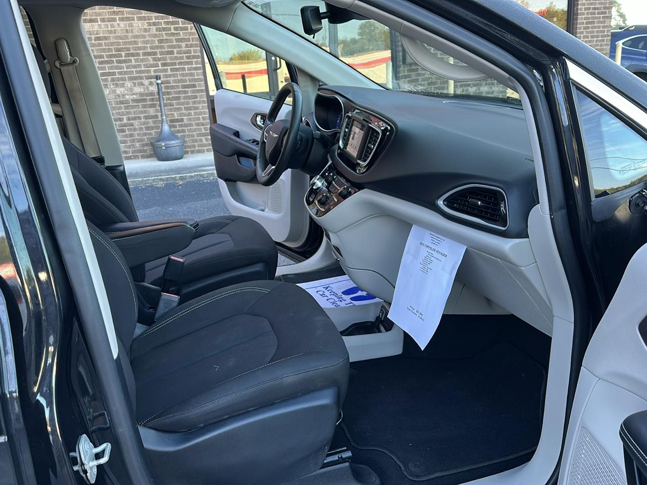 Chrysler Voyager LX FWD 2023