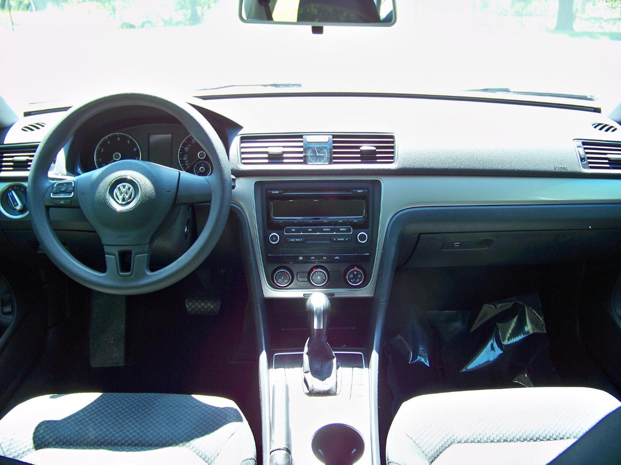 Volkswagen Passat 2.5L S W/Appearance 2013