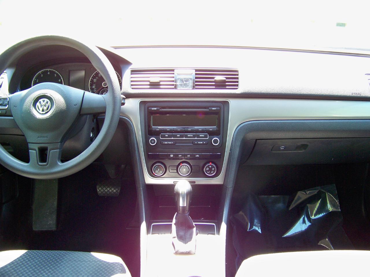 Volkswagen Passat 2.5L S W/Appearance 2013