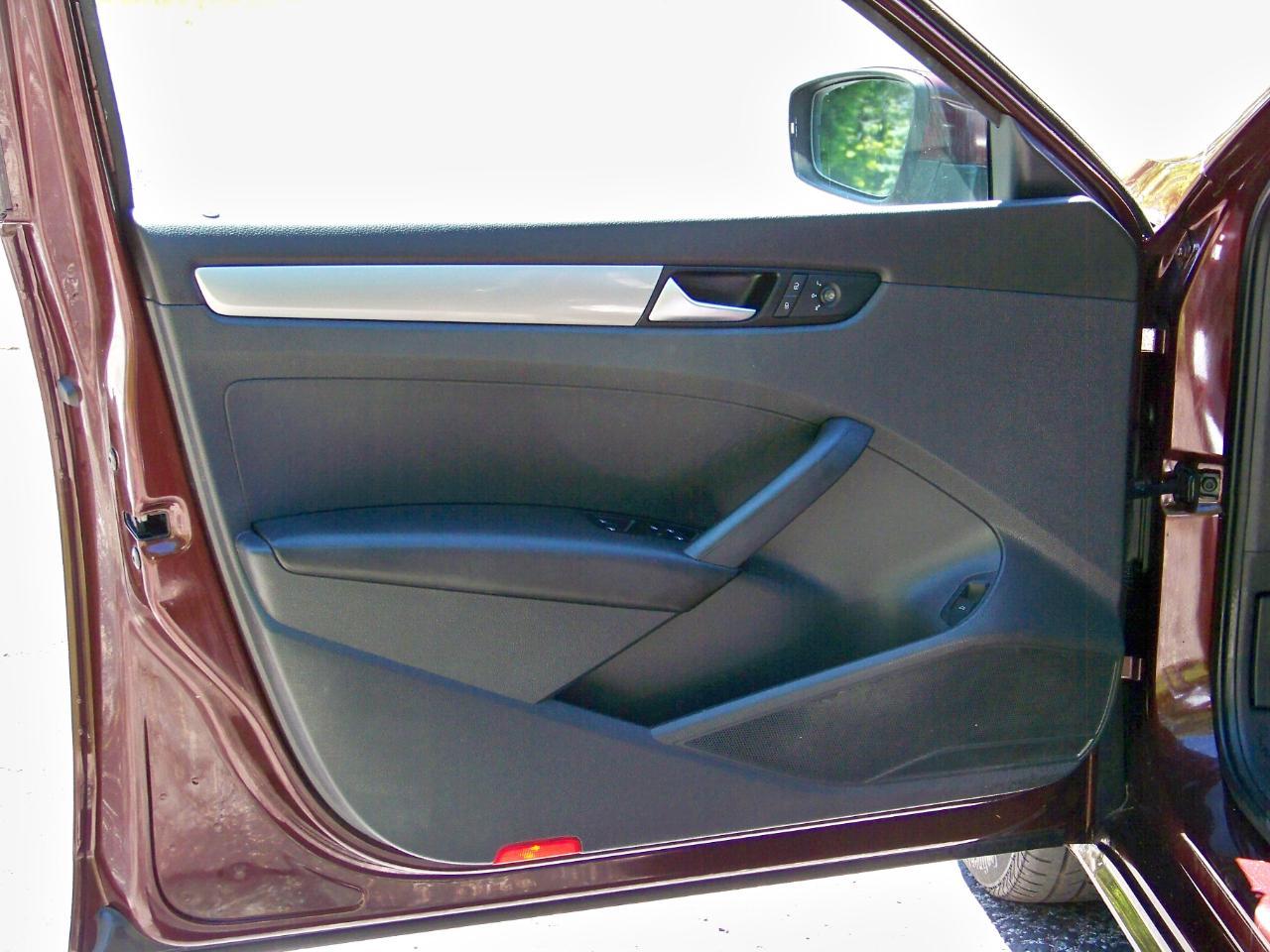 Volkswagen Passat 2.5L S W/Appearance 2013
