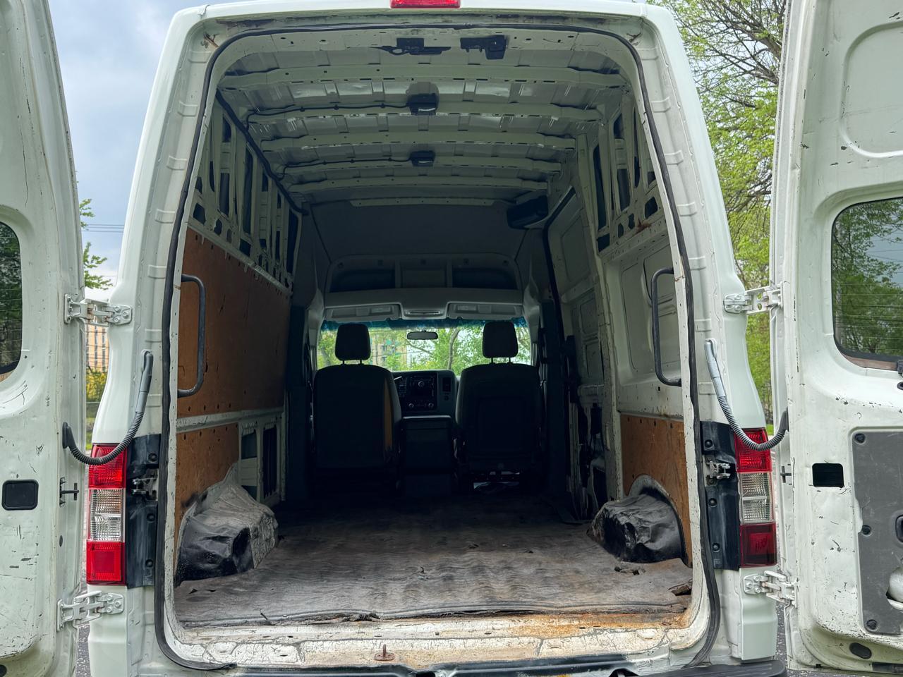 Nissan NV Cargo 2500 HD S V6 High Roof 2014