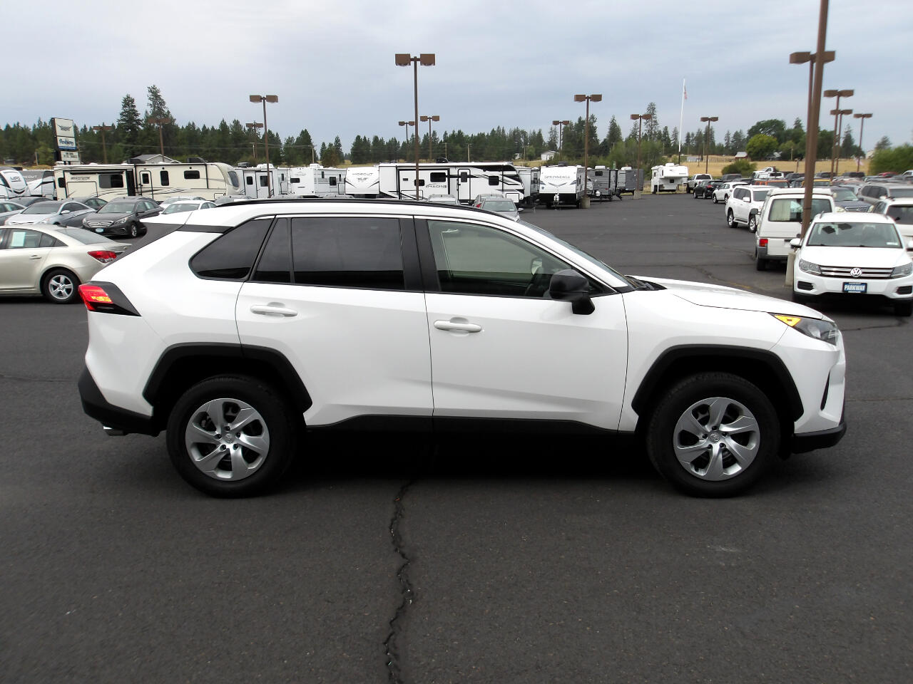 2019 Toyota RAV4 LE photo 4