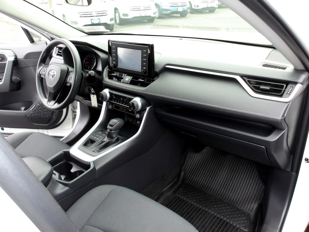 2019 Toyota RAV4 LE photo 11