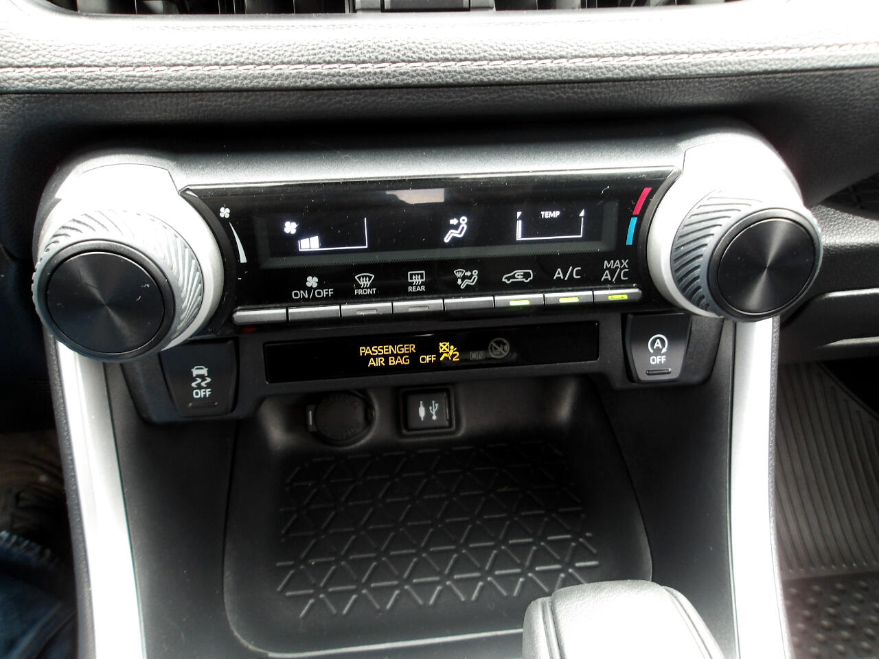 2019 Toyota RAV4 LE photo 18