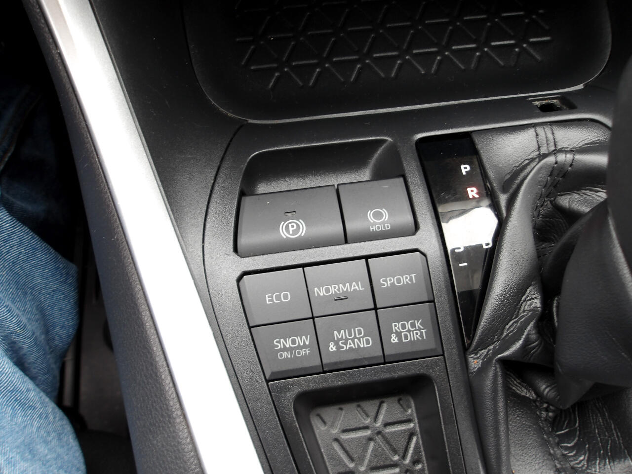 2019 Toyota RAV4 LE photo 19