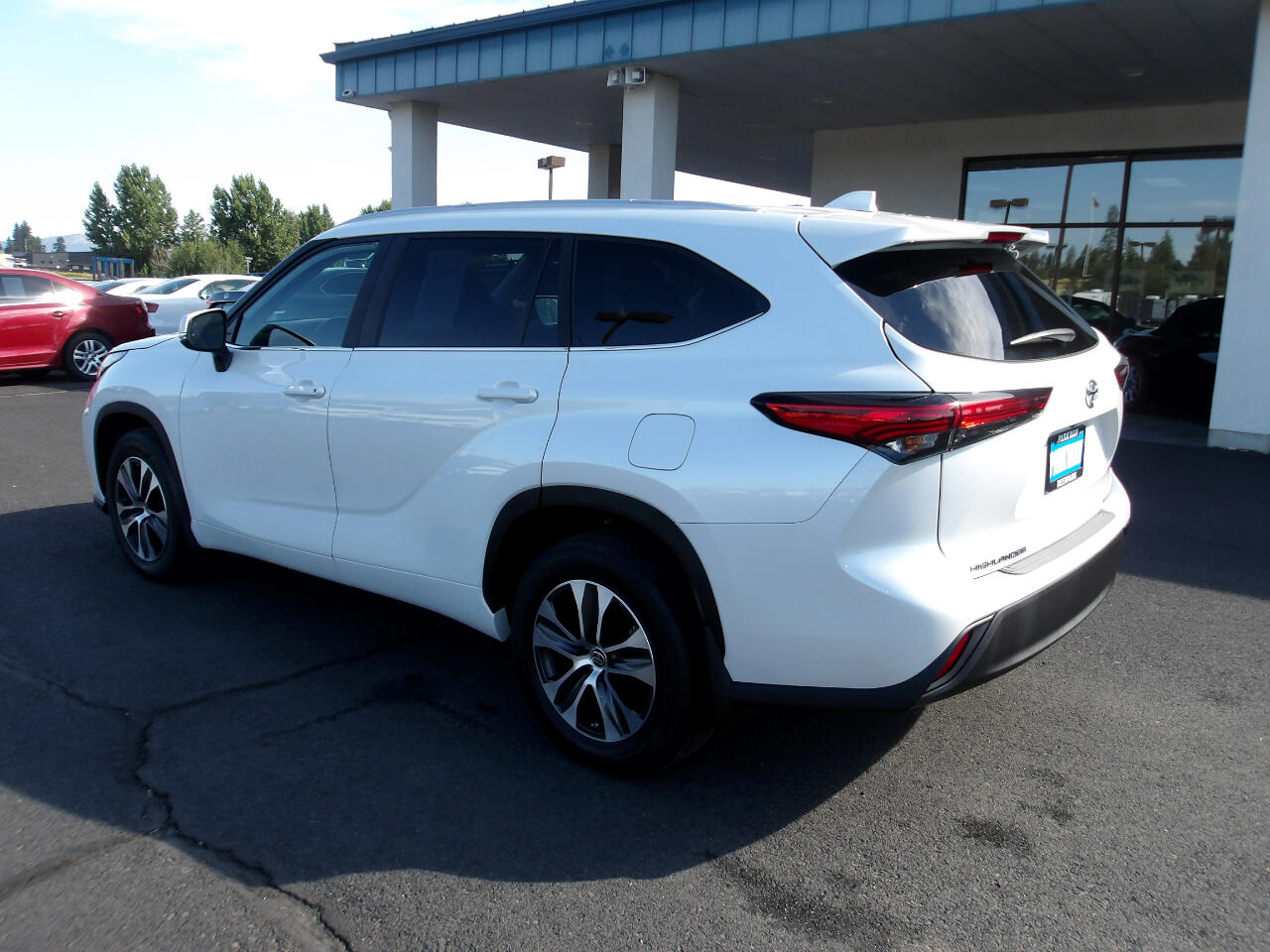 2023 Toyota Highlander XLE photo 2