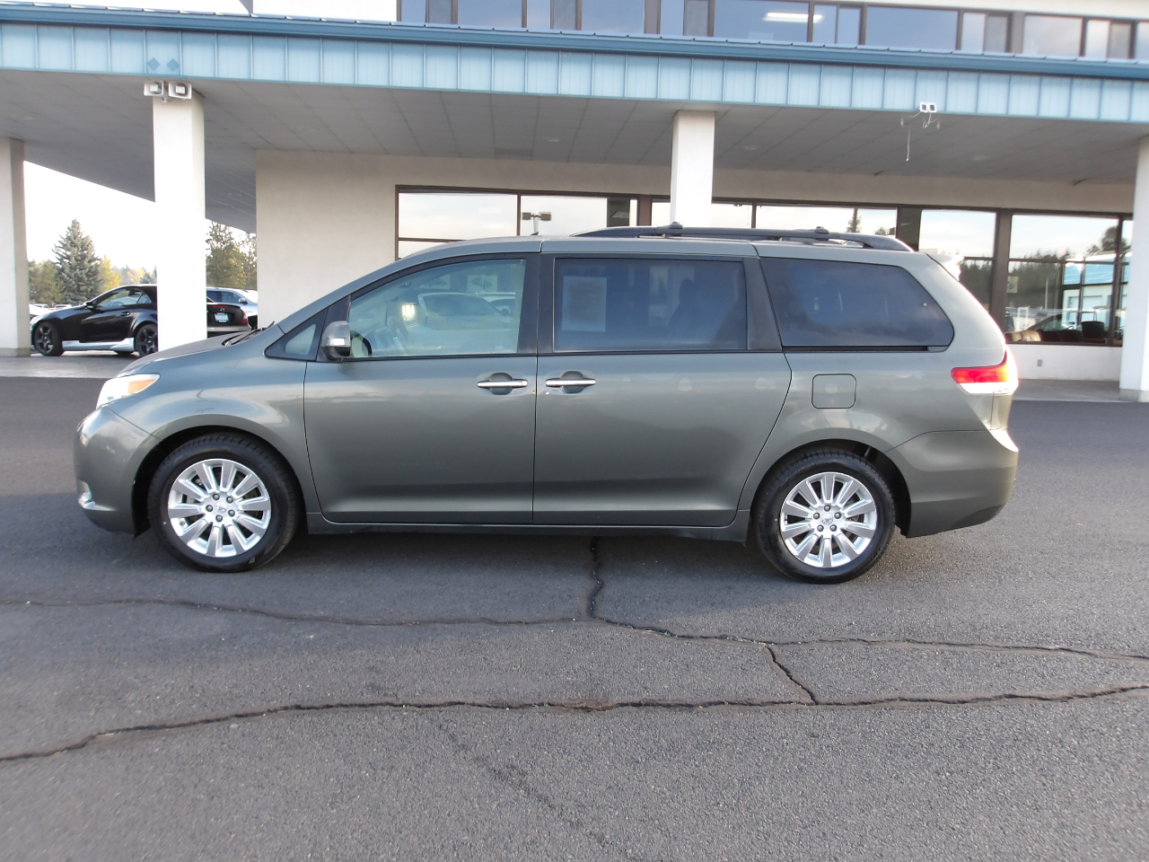 Toyota Sienna 5dr 7-Pass Van V6 XLE AWD (Natl) 2013