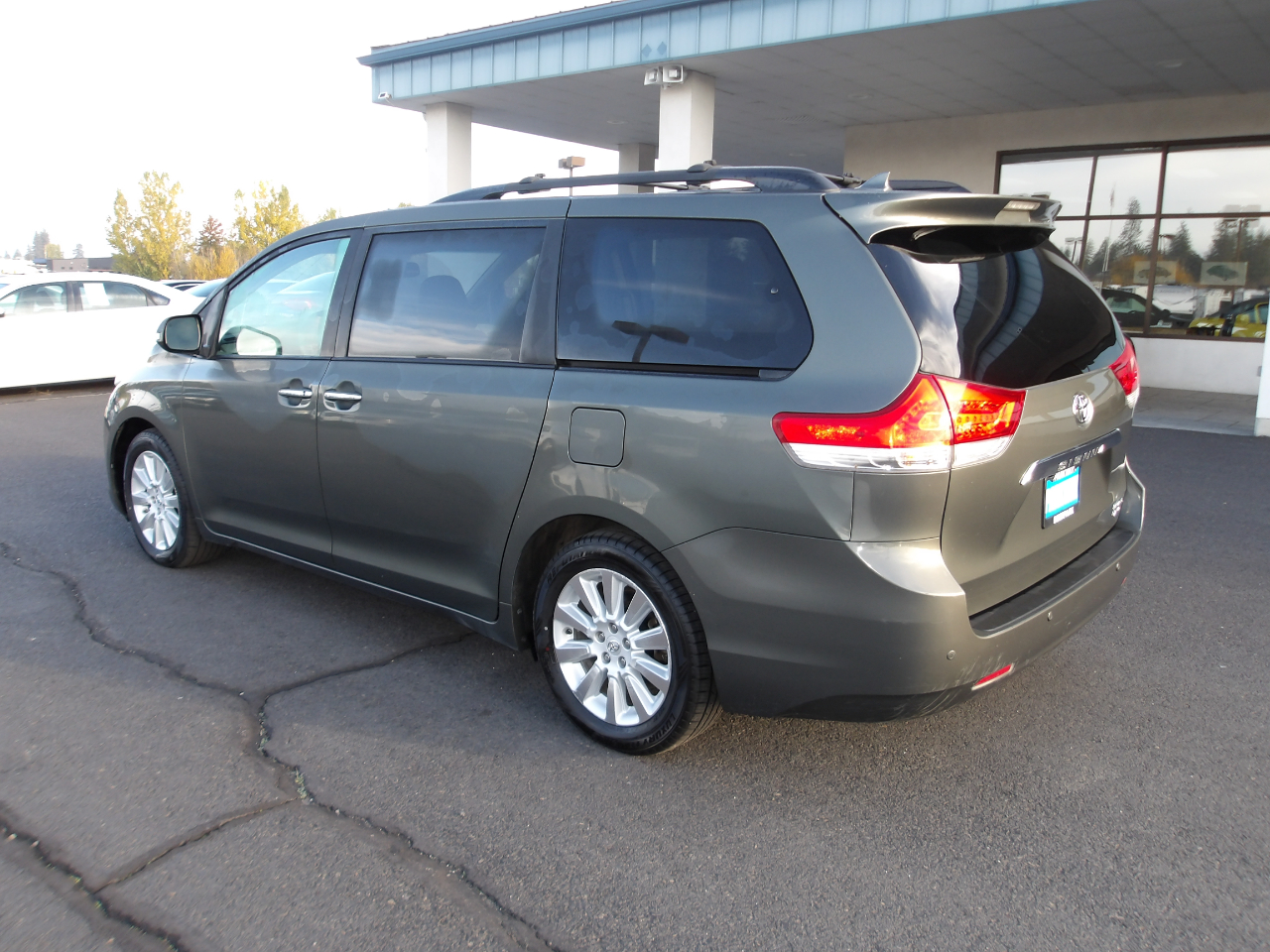 Toyota Sienna 5dr 7-Pass Van V6 XLE AWD (Natl) 2013