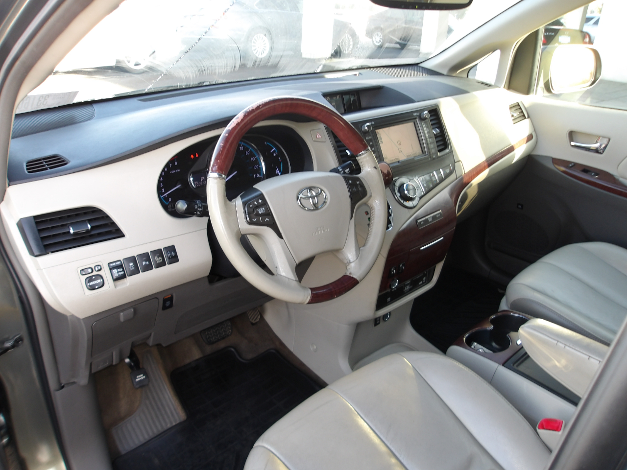Toyota Sienna 5dr 7-Pass Van V6 XLE AWD (Natl) 2013