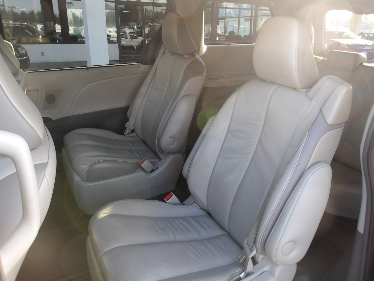 Toyota Sienna 5dr 7-Pass Van V6 XLE AWD (Natl) 2013
