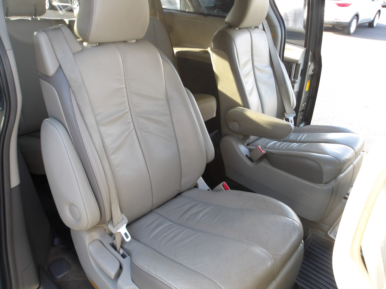 Toyota Sienna 5dr 7-Pass Van V6 XLE AWD (Natl) 2013