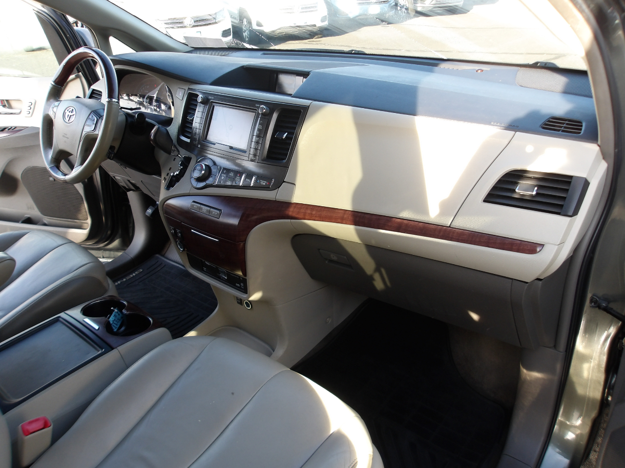 Toyota Sienna 5dr 7-Pass Van V6 XLE AWD (Natl) 2013