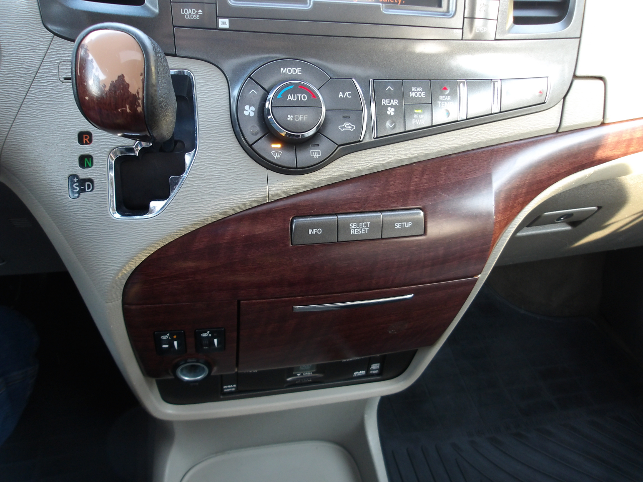 Toyota Sienna 5dr 7-Pass Van V6 XLE AWD (Natl) 2013