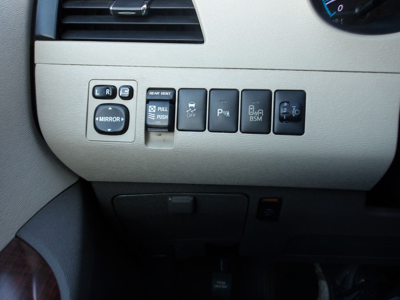 Toyota Sienna 5dr 7-Pass Van V6 XLE AWD (Natl) 2013