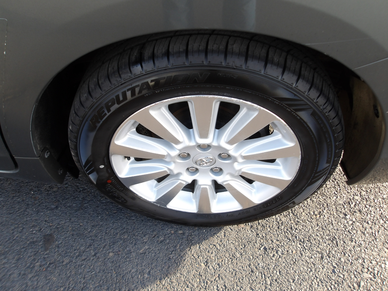 Toyota Sienna 5dr 7-Pass Van V6 XLE AWD (Natl) 2013