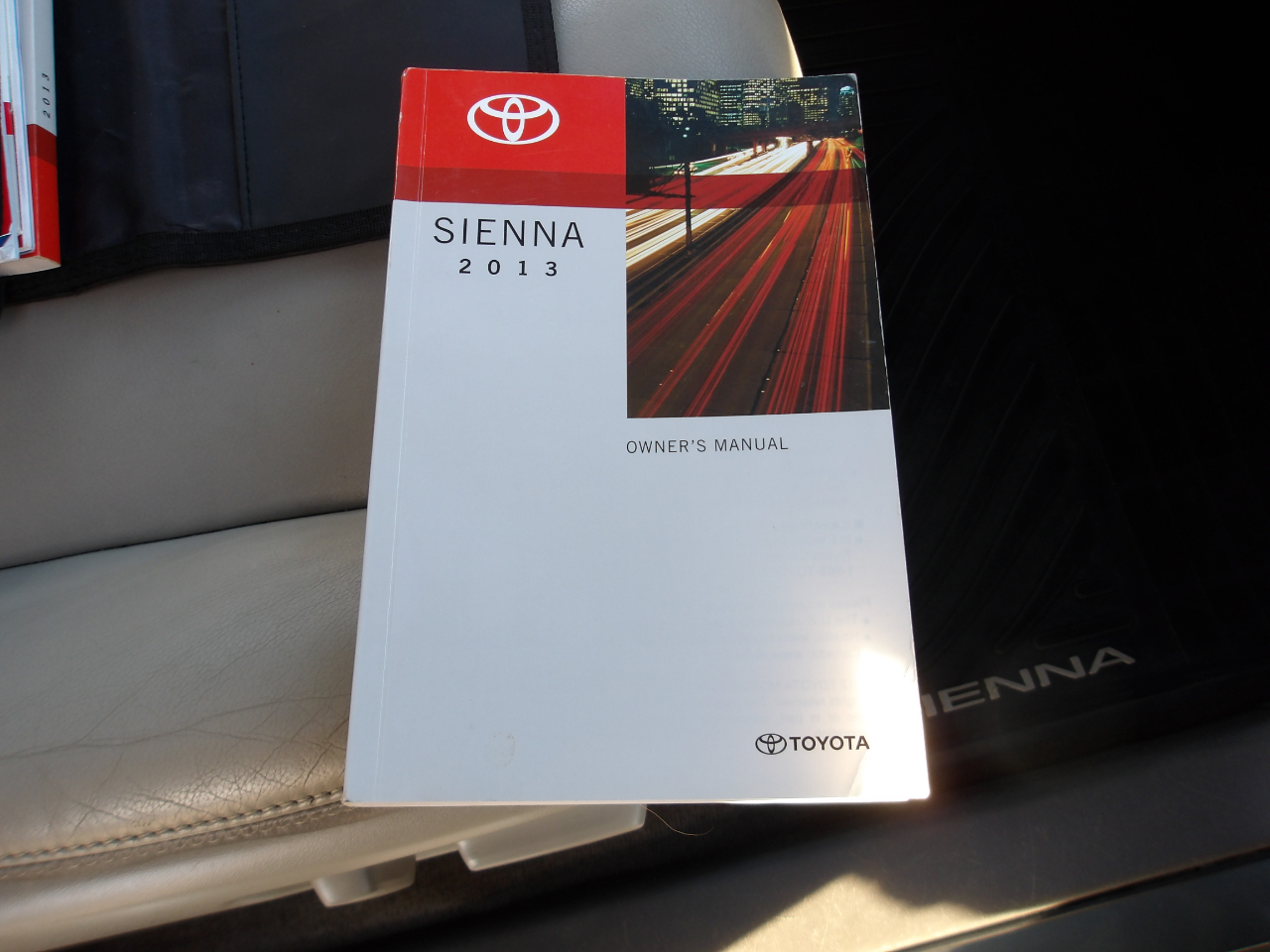 Toyota Sienna 5dr 7-Pass Van V6 XLE AWD (Natl) 2013