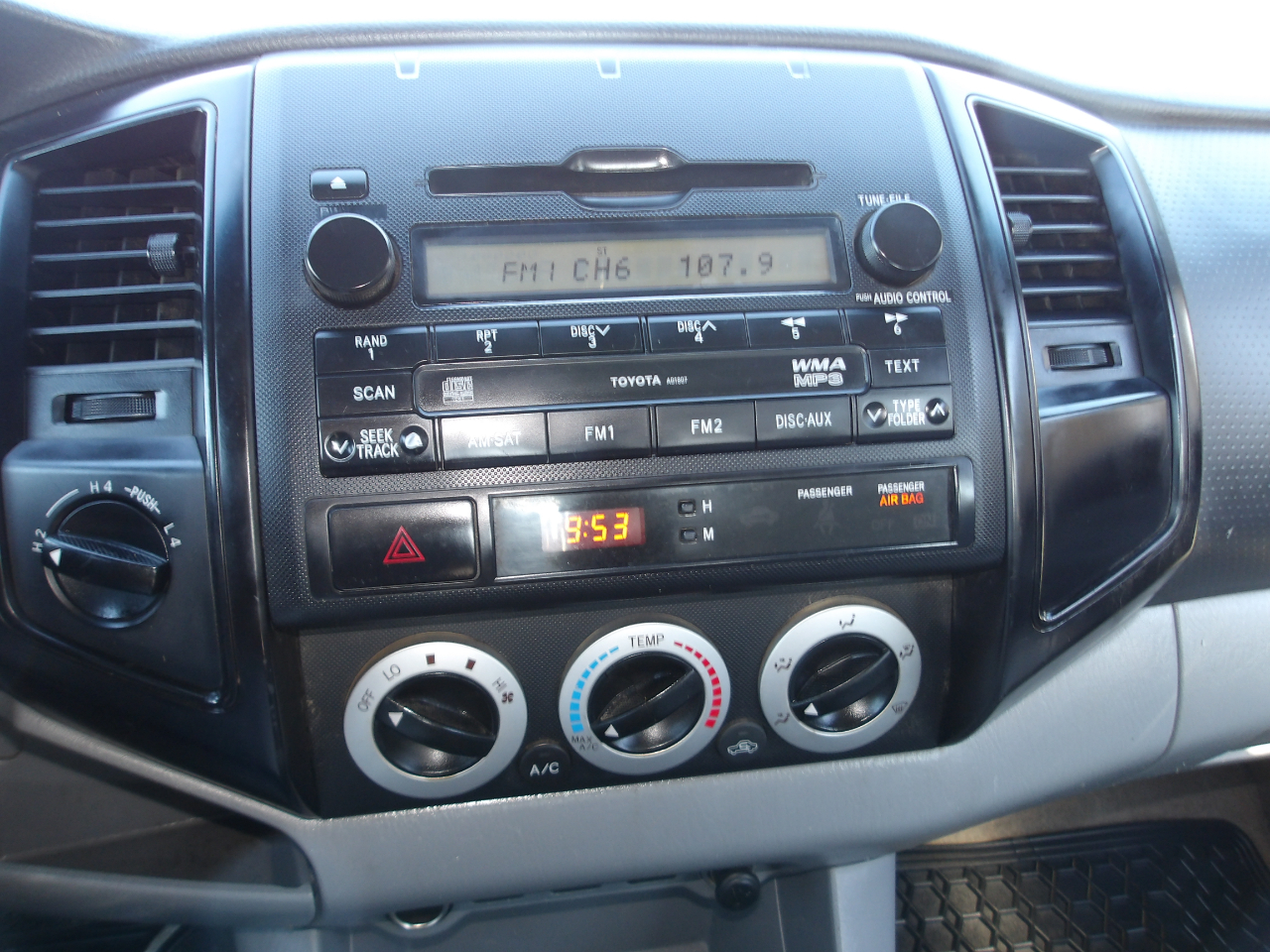 Toyota Tacoma 4WD Double LB V6 AT (Natl) 2010