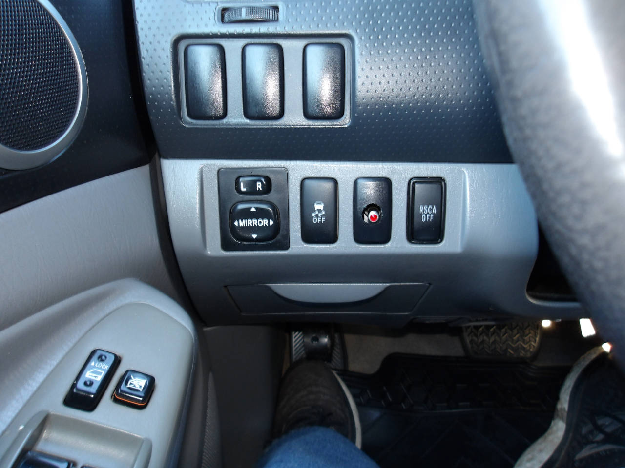 Toyota Tacoma 4WD Double LB V6 AT (Natl) 2010