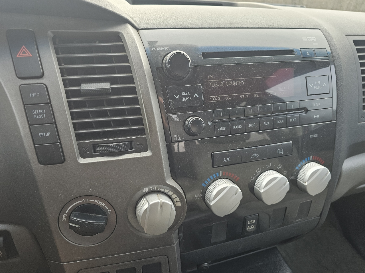 Toyota Tundra 4WD Truck Dbl 4.6L V8 6-Spd AT (Natl) 2010