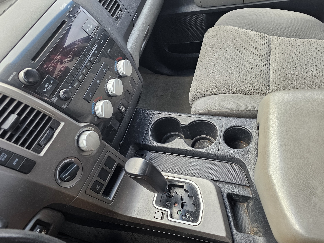 Toyota Tundra 4WD Truck Dbl 4.6L V8 6-Spd AT (Natl) 2010