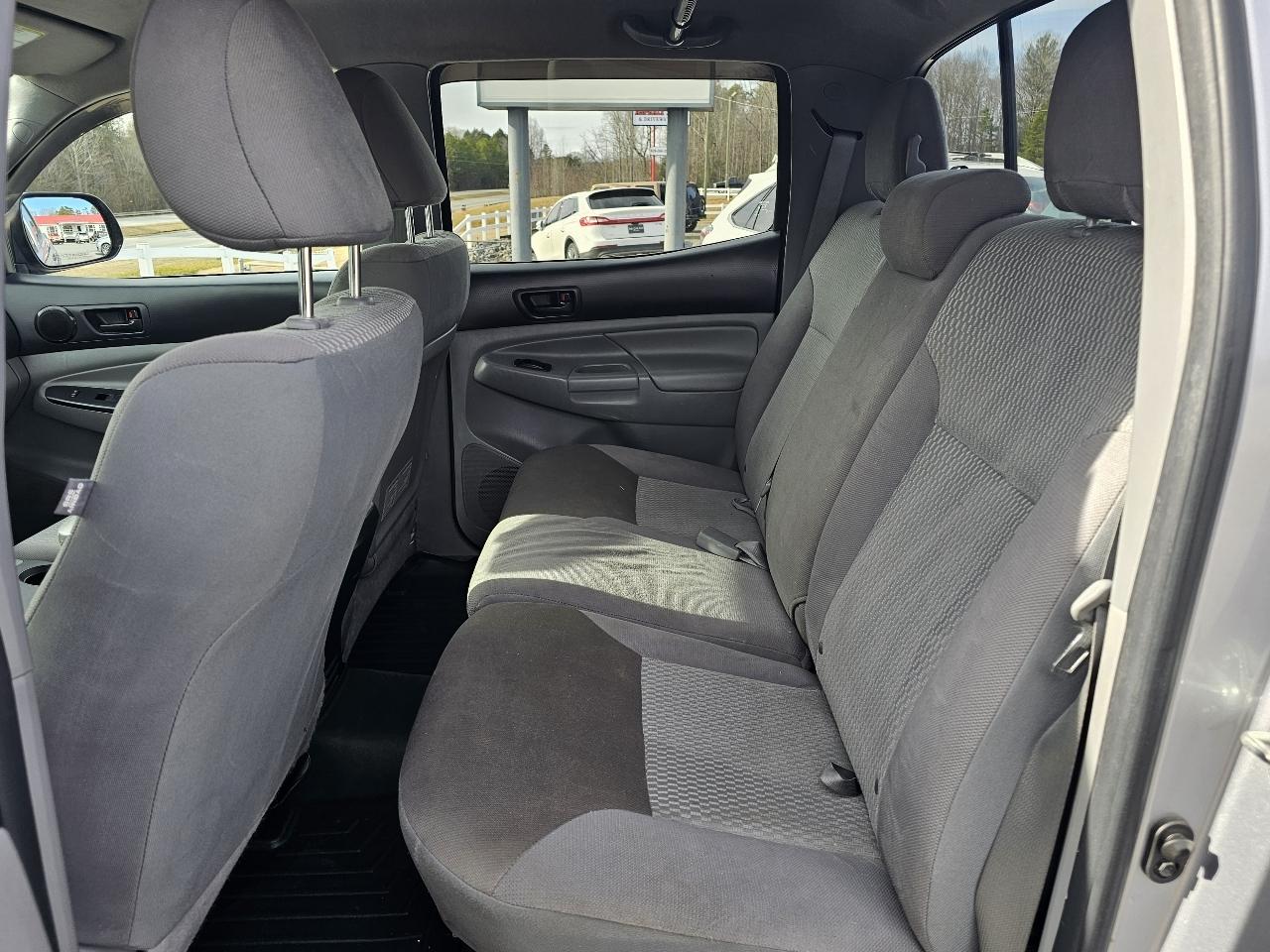 Toyota Tacoma 4WD Double Cab V6 AT (Natl) 2015