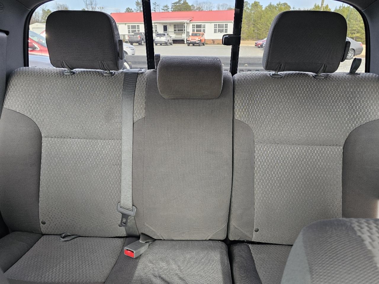 Toyota Tacoma 4WD Double Cab V6 AT (Natl) 2015