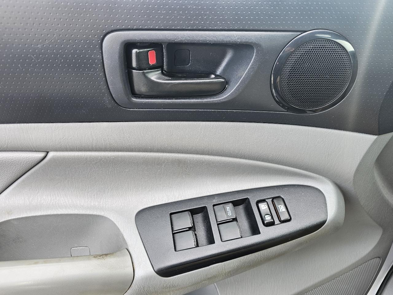 Toyota Tacoma 4WD Double Cab V6 AT (Natl) 2015