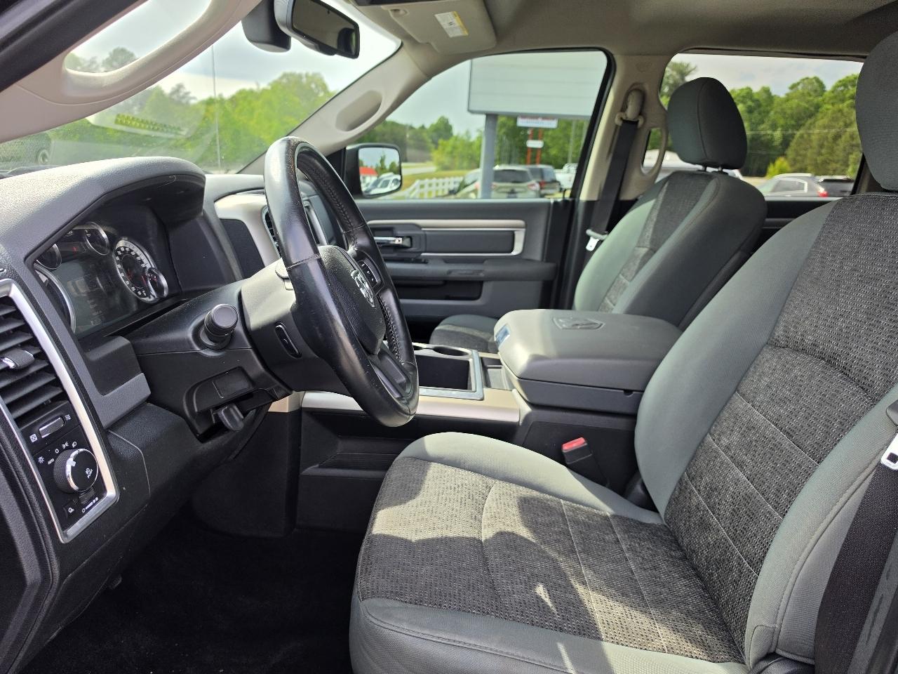 RAM 1500 4WD Crew Cab 140.5" Big Horn 2015