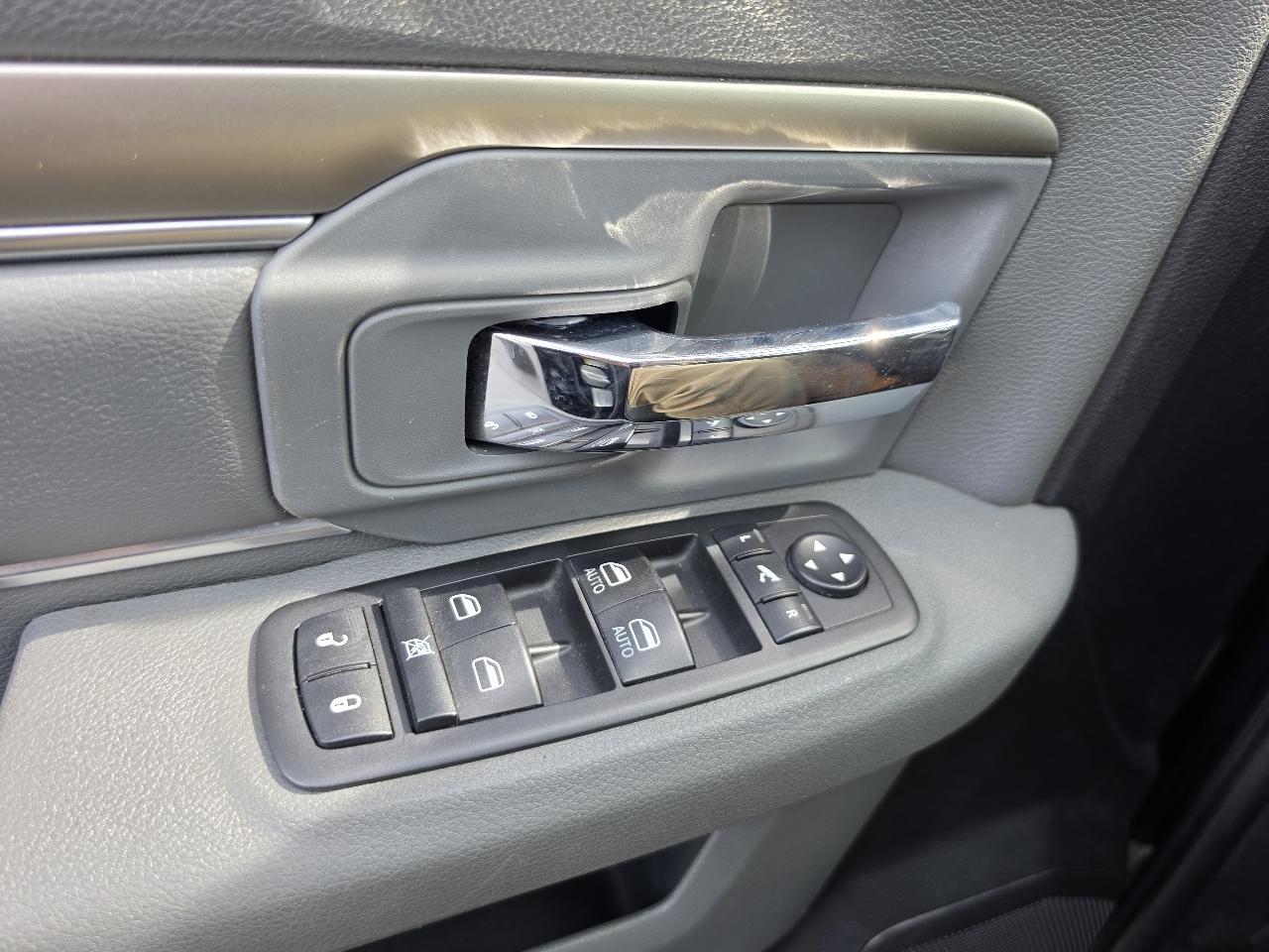 RAM 1500 4WD Crew Cab 140.5" Big Horn 2015