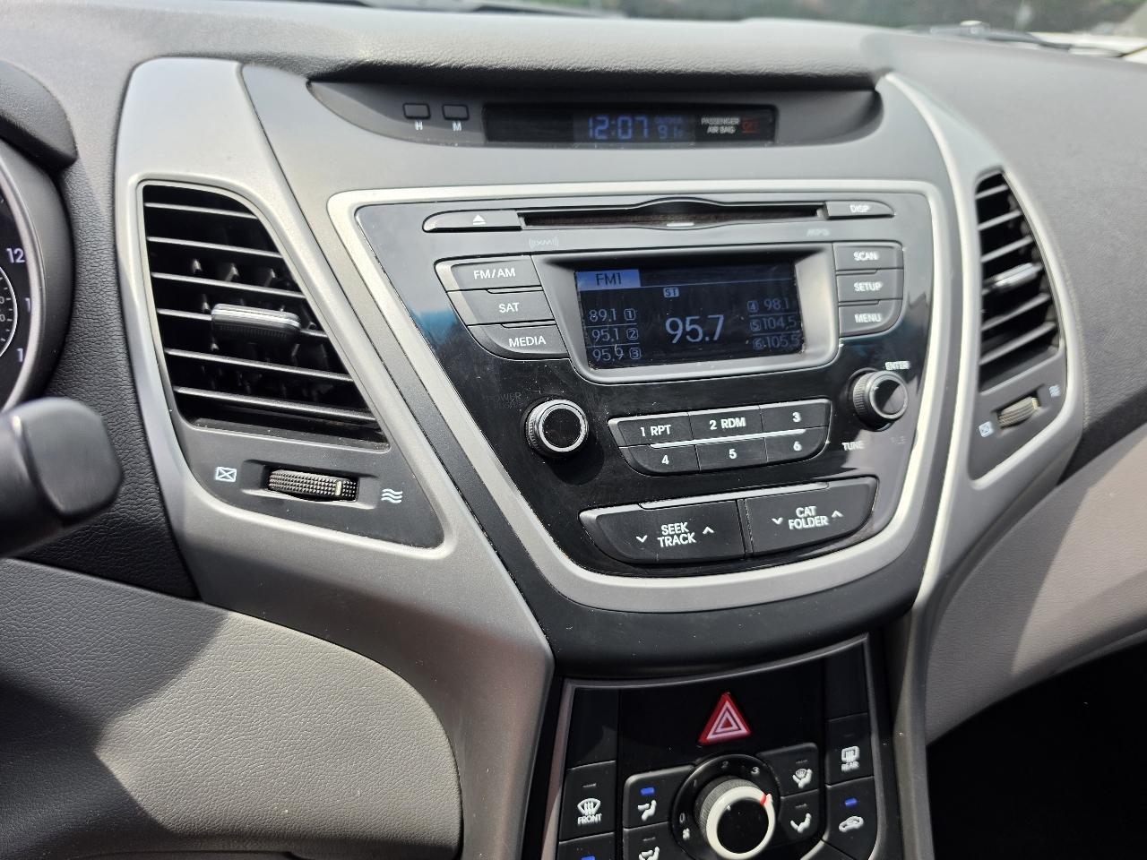 Hyundai Elantra SE 6AT 2016