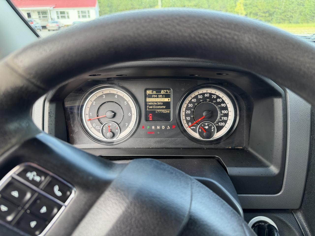RAM 1500 SLT Quad Cab 4WD 2016