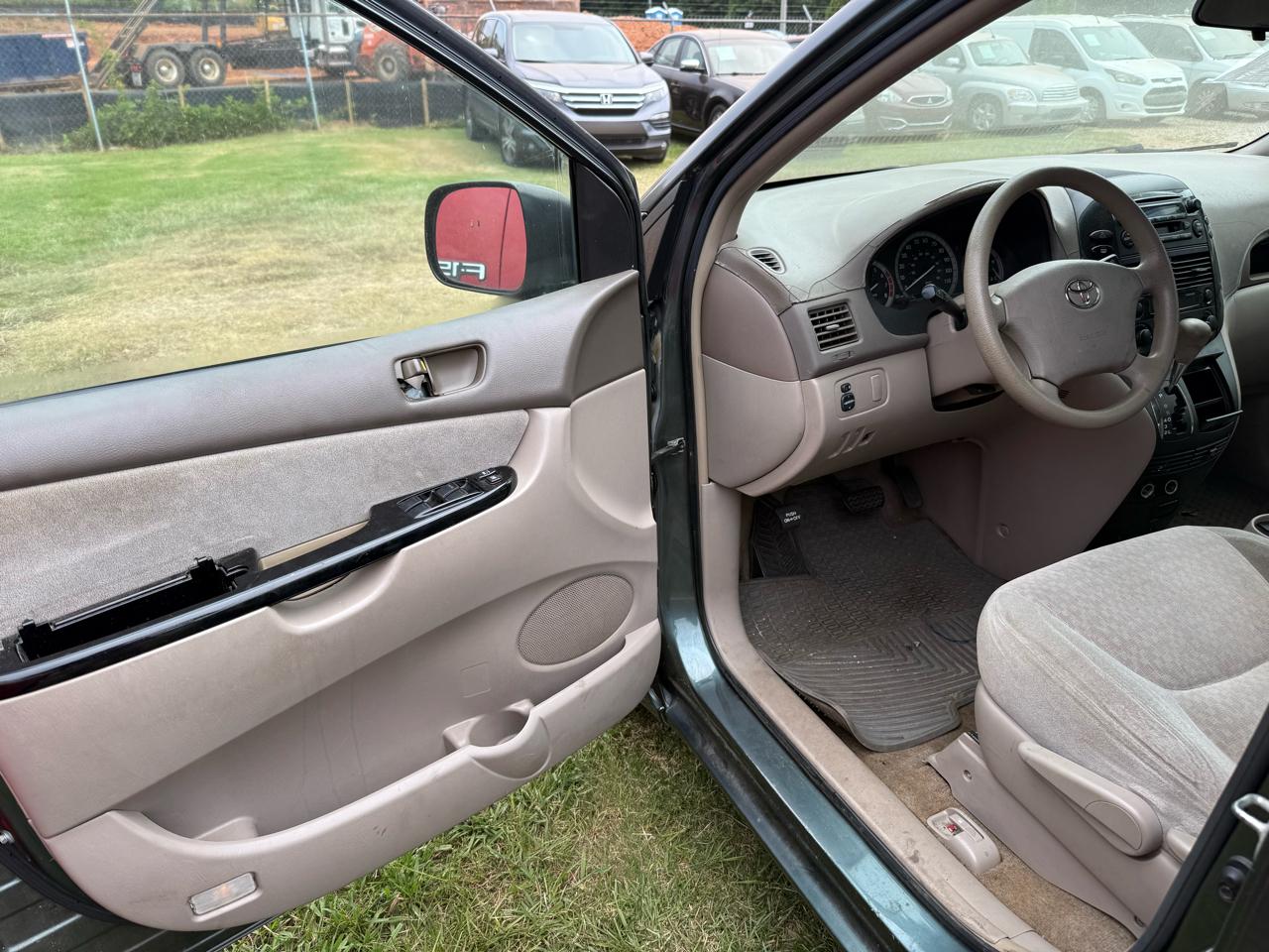 Toyota Sienna LE - 7 Passenger Seating 2005