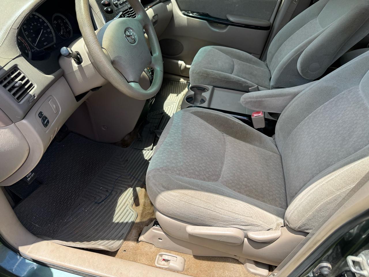 Toyota Sienna LE - 7 Passenger Seating 2005