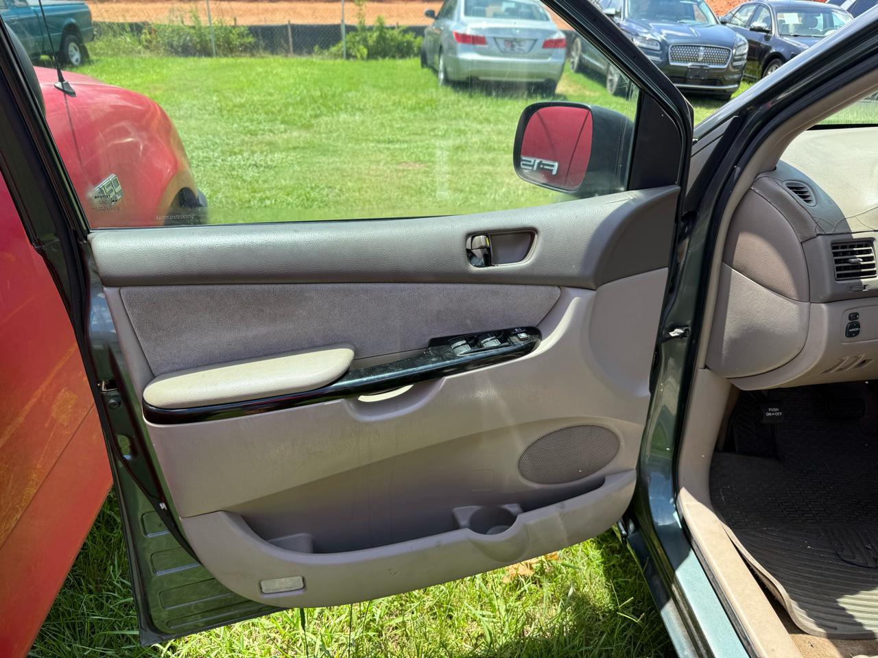 Toyota Sienna LE - 7 Passenger Seating 2005