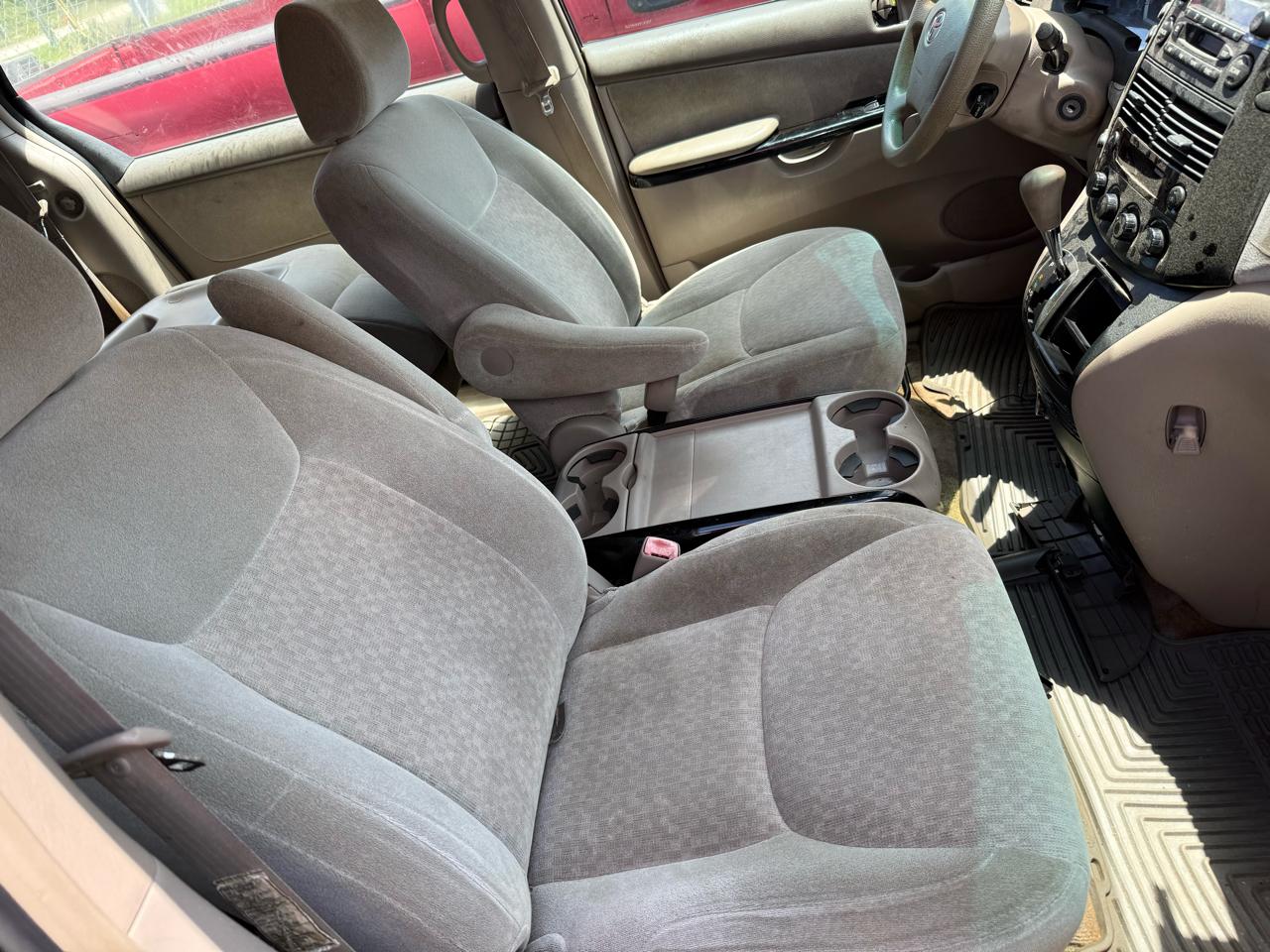 Toyota Sienna LE - 7 Passenger Seating 2005