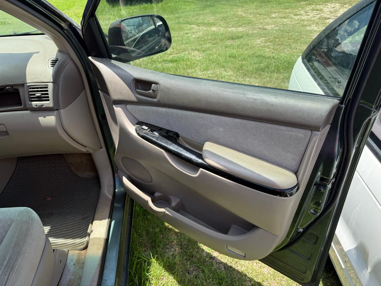 Toyota Sienna LE - 7 Passenger Seating 2005