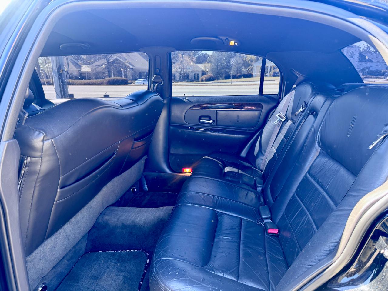 Lincoln Town Car Limousine 2000