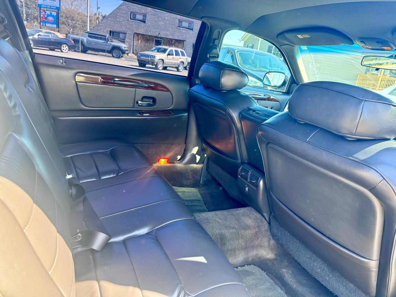 Lincoln Town Car Limousine 2000